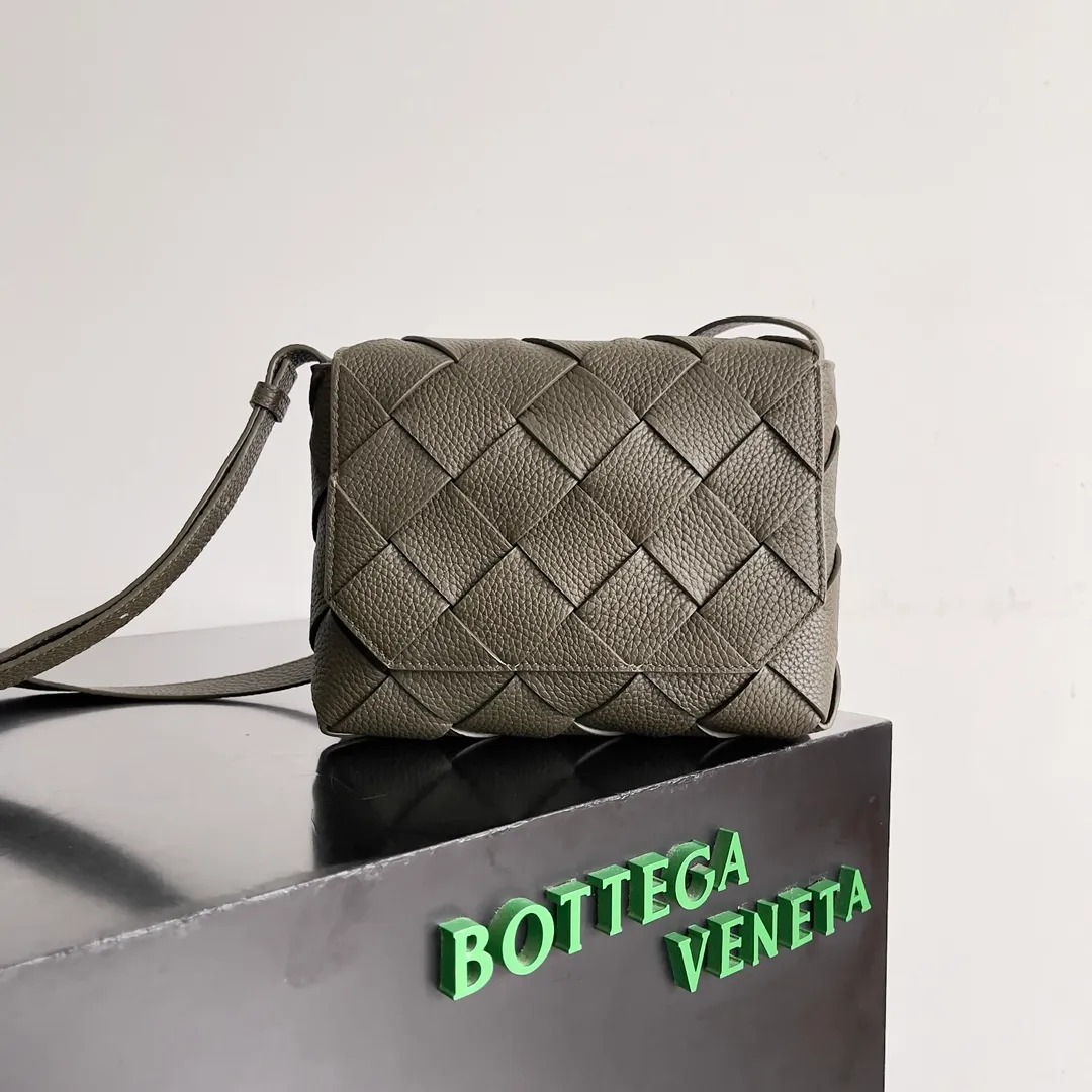 Batch 1860 BOTTEGA VENETA new Diago crossbody bag The diagonally built dynamic silhouette shows unique ingenuity. As a member of the B family's early autumn series, it uses the highest quality calfskin. The entire bag is softer, thicker and heavier, and durable. It is equipped with an adjustable strap. The texture of the 3cm wide leather strap is very similar to the litchi pattern. It is slightly stiffer than the litchi pattern. It is low-key, luxurious and full of connotation. It is refreshing and comfortable to match the upper body. Hu Yitian was also successfully captured by it. Style number: 795637 Size: 22.5*16.5*5.5cm